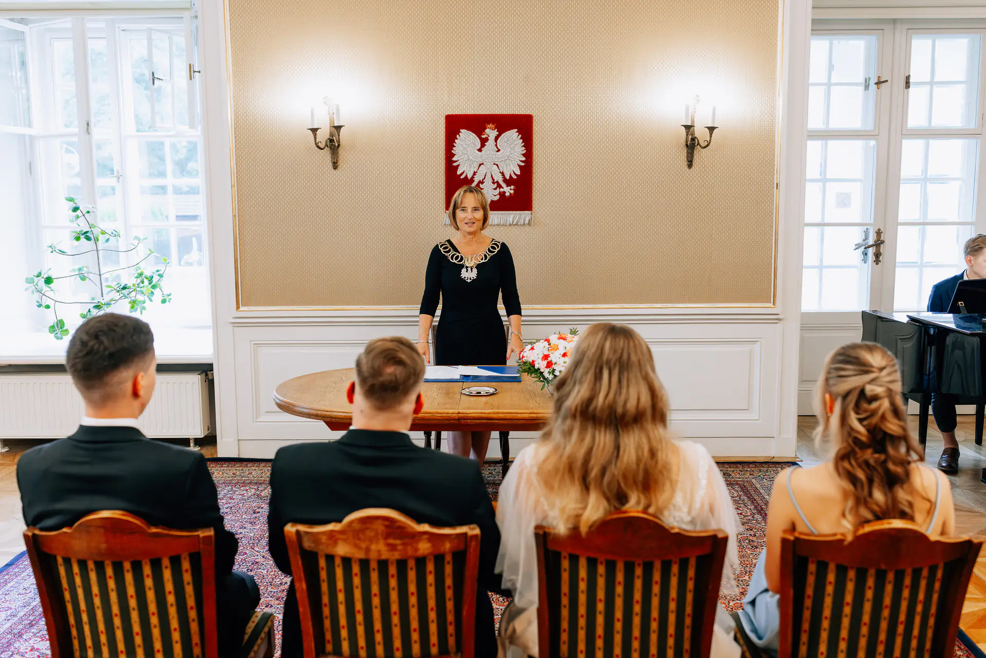 Urzędnik na ślubie w Dworku Białoprądnickim