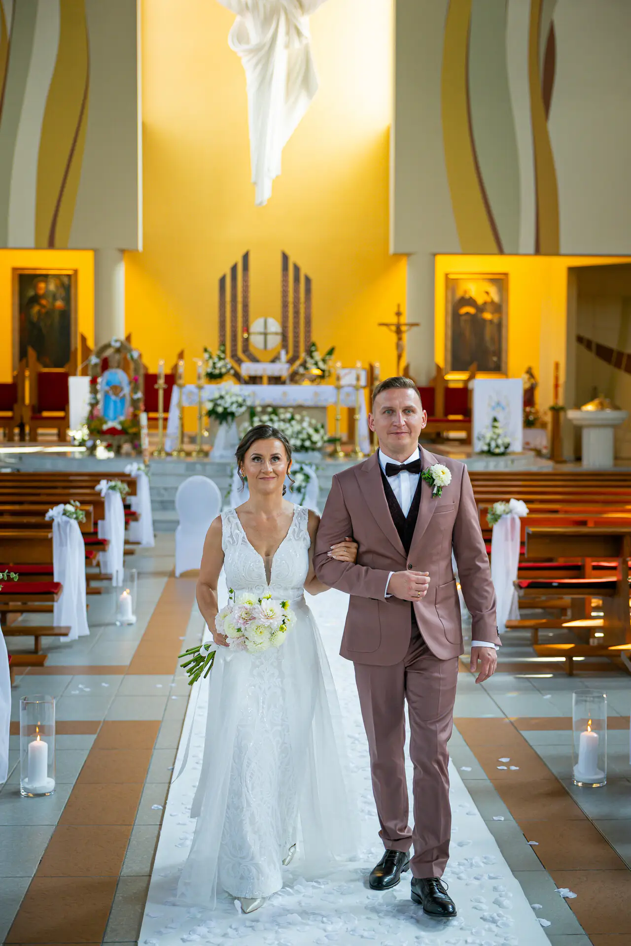 Wyjście młodej pary z kościoła Maksymiliana w Olkuszu