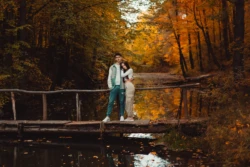 narzeczona para nad stawem